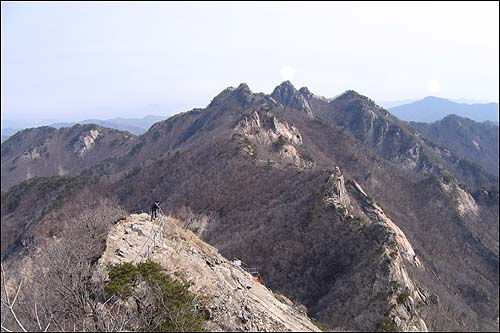 관음봉 좌측의  삼불봉(775m). 저 멀리 우산봉(573m)이 보입니다. 